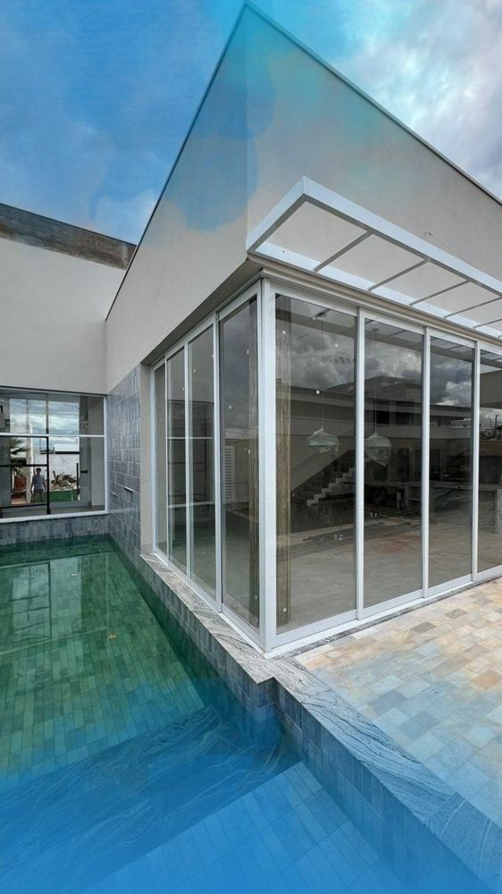 Fechamento em vidro junto à piscina no Condomínio Solares